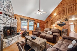 TV - Private sparkling pool, outdoor fireplace, less than 5-minute drive to THE Frio River in Concan, TX (Concan)