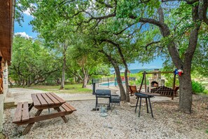 Outdoor dining - Private sparkling pool, outdoor fireplace, less than 5-minute drive to THE Frio River in Concan, TX (Concan)