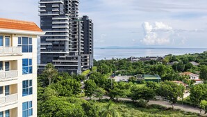 Ein modernes Hochhaus mit mehreren Balkonen und Blick auf das Meer.