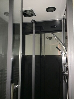 Een douche, een haardroger, handdoeken, zeep