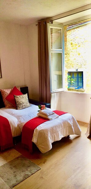 1 bedroom, iron/ironing board, travel crib, free WiFi - Apartment in old Medieval City Center Sarlat (Franreal) (Sarlat-la-Canéda)