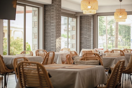 Desayuno continental diario (EUR 12 por persona)