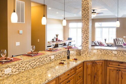 EXQUISITE LAKEFRONT   "EAGLE'S NEST LODGE DUPLEX"