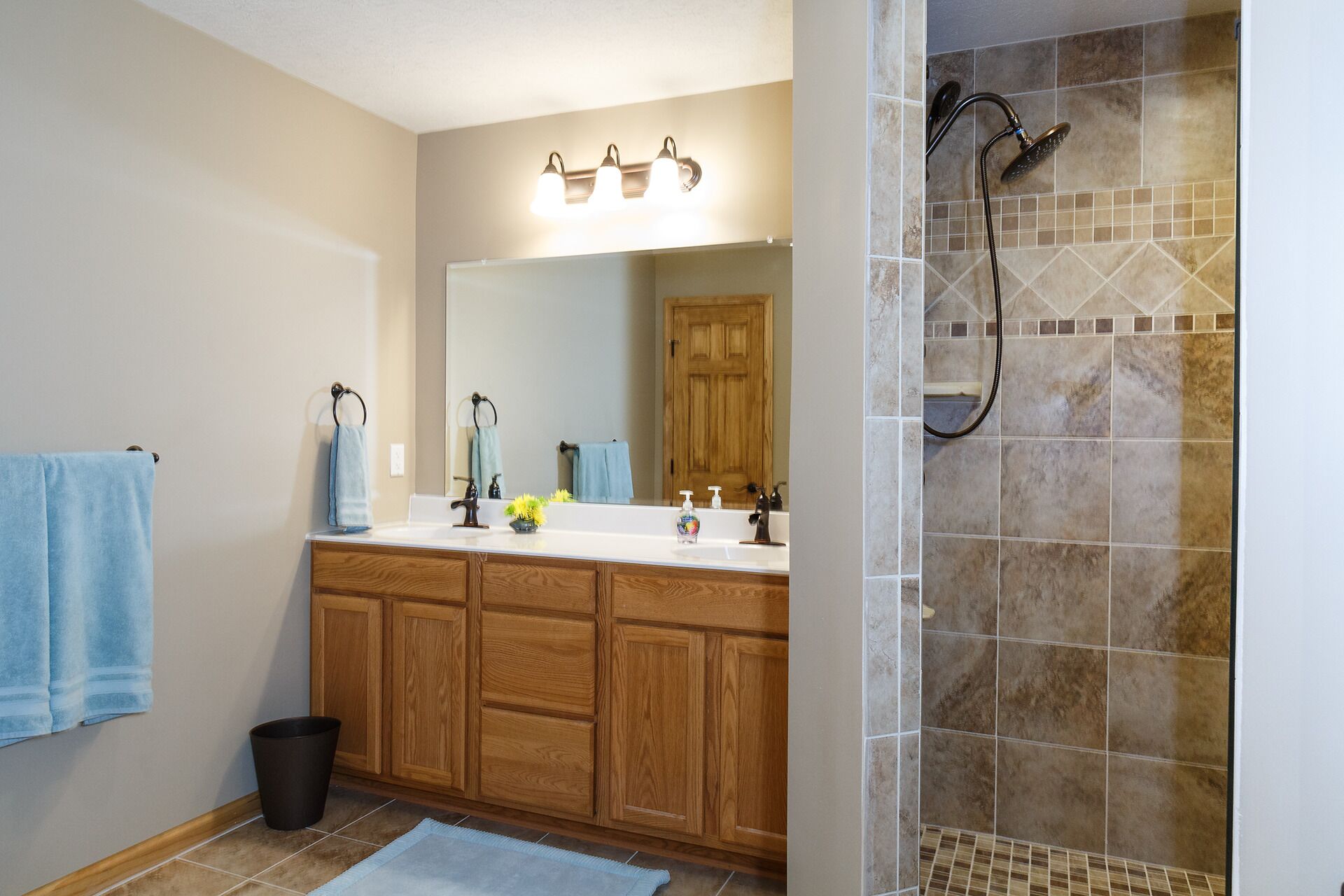 EXQUISITE LAKEFRONT   "EAGLE'S NEST LODGE DUPLEX"