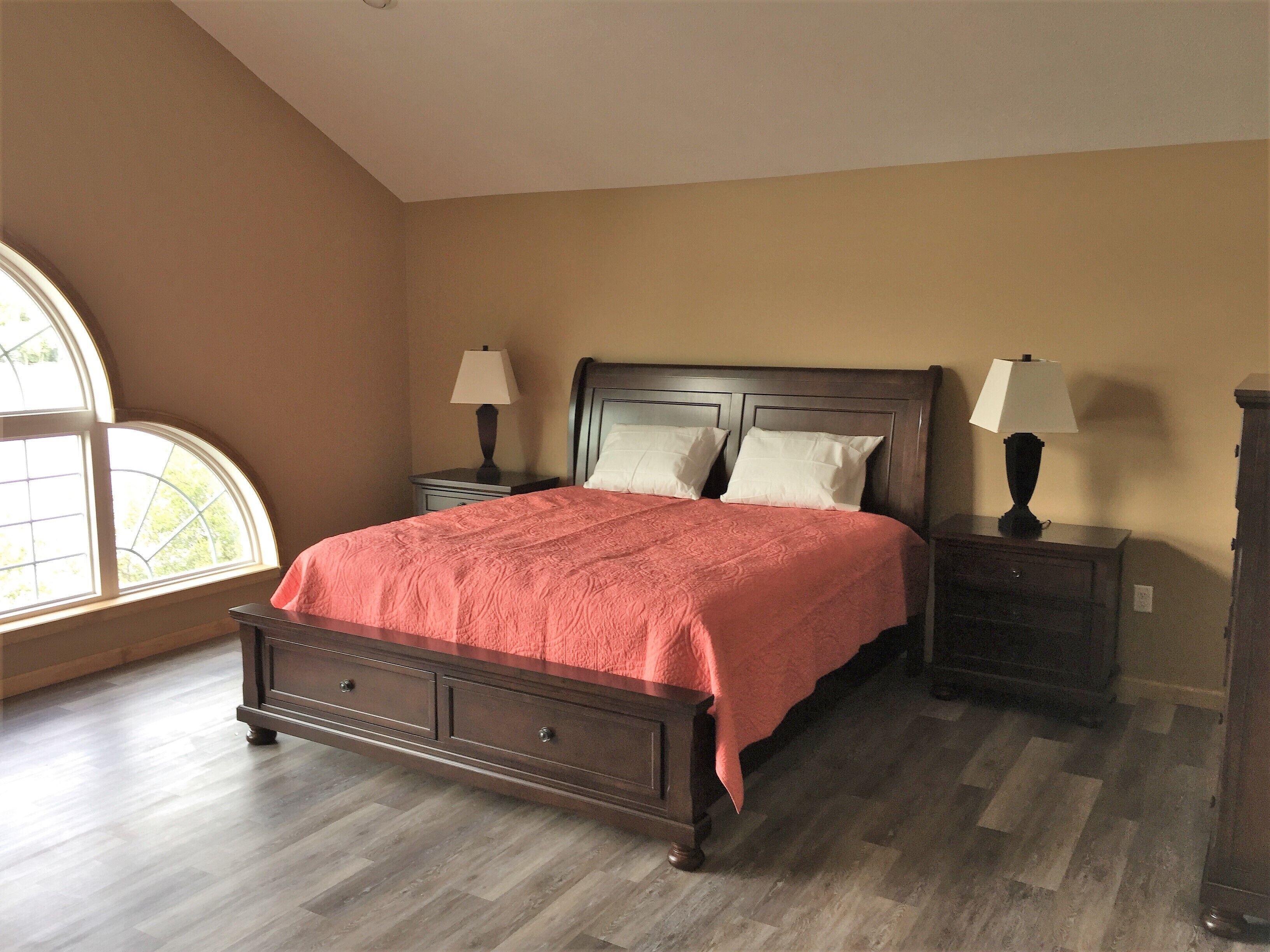 EXQUISITE LAKEFRONT   "EAGLE'S NEST LODGE DUPLEX"