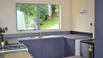 Fridge, oven, stovetop, cookware/dishes/utensils