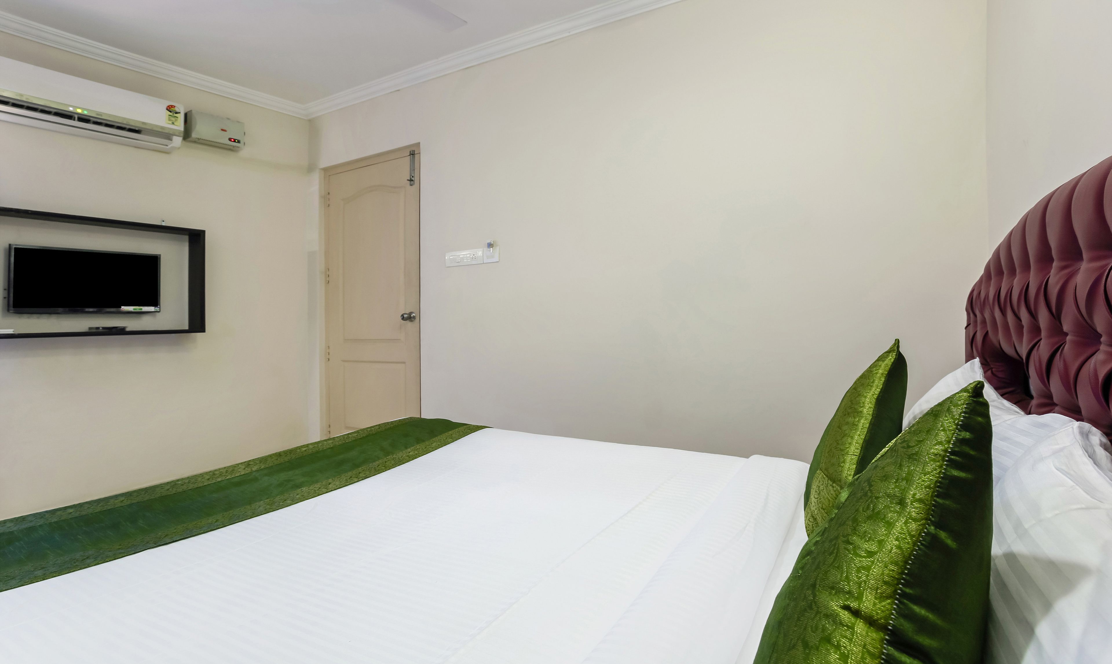 standard room, multiple beds, non smoking | iron/ironing board, rollaway beds, free wifi, bed sheets