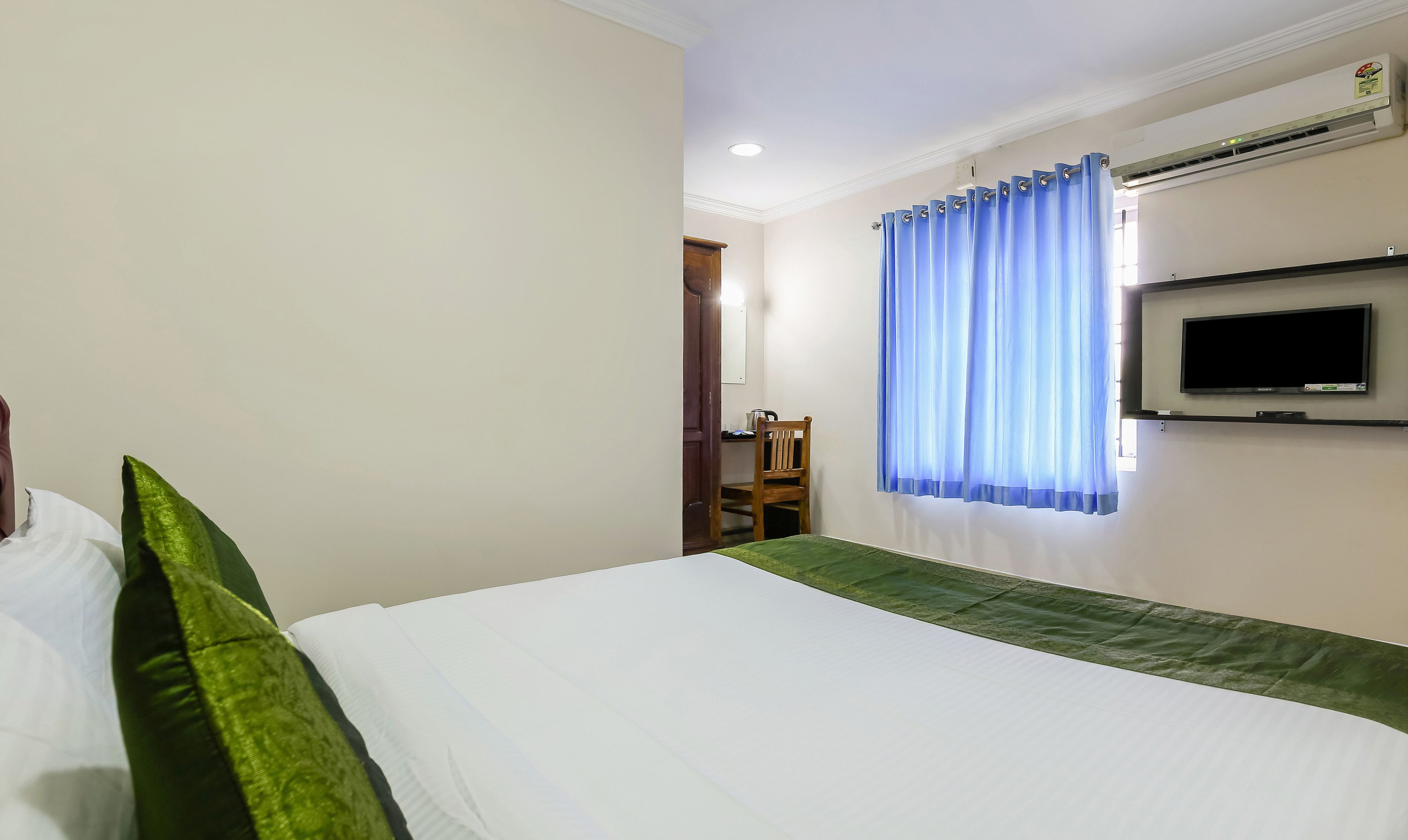 standard room, multiple beds, non smoking | iron/ironing board, rollaway beds, free wifi, bed sheets