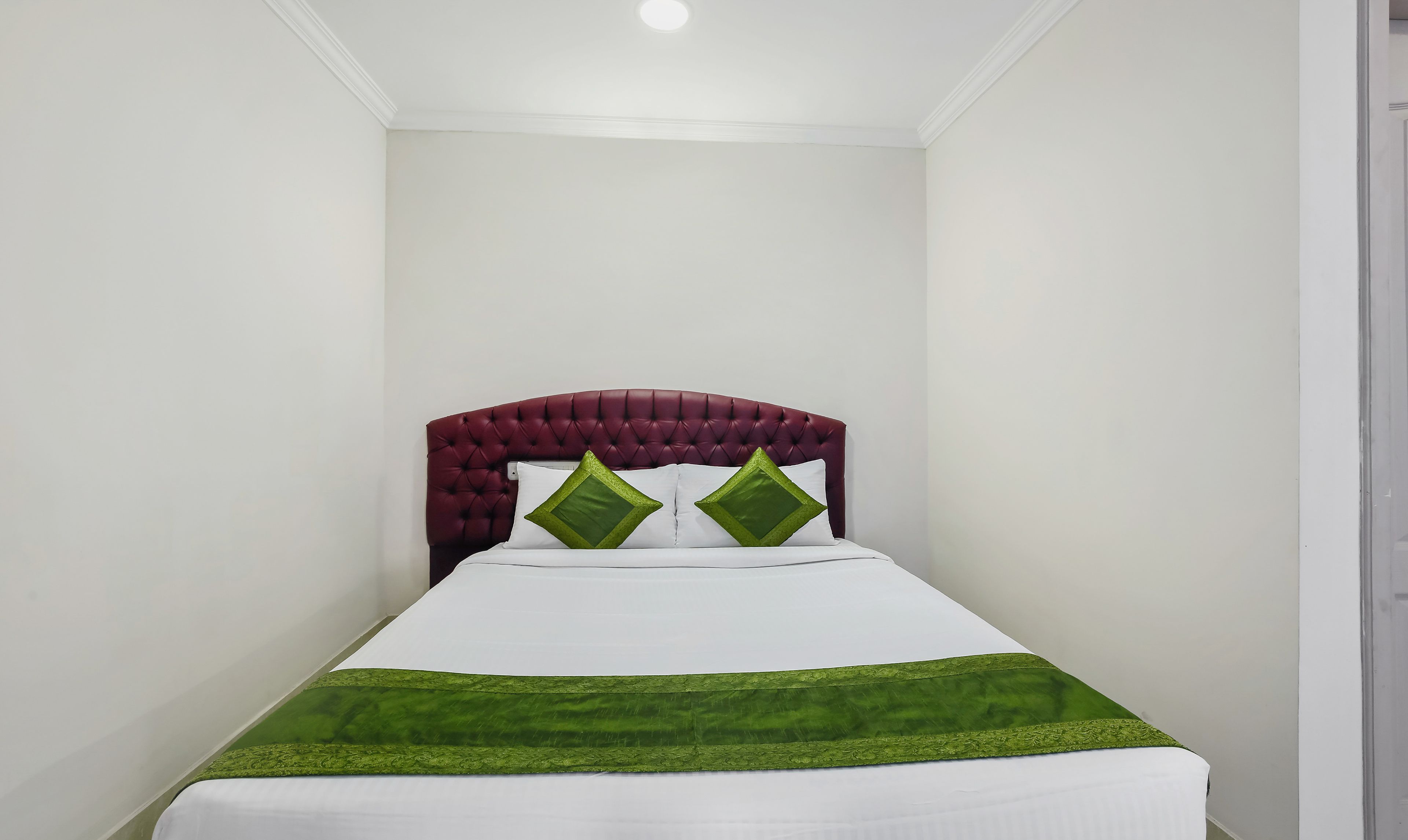 standard room, multiple beds, non smoking | iron/ironing board, rollaway beds, free wifi, bed sheets