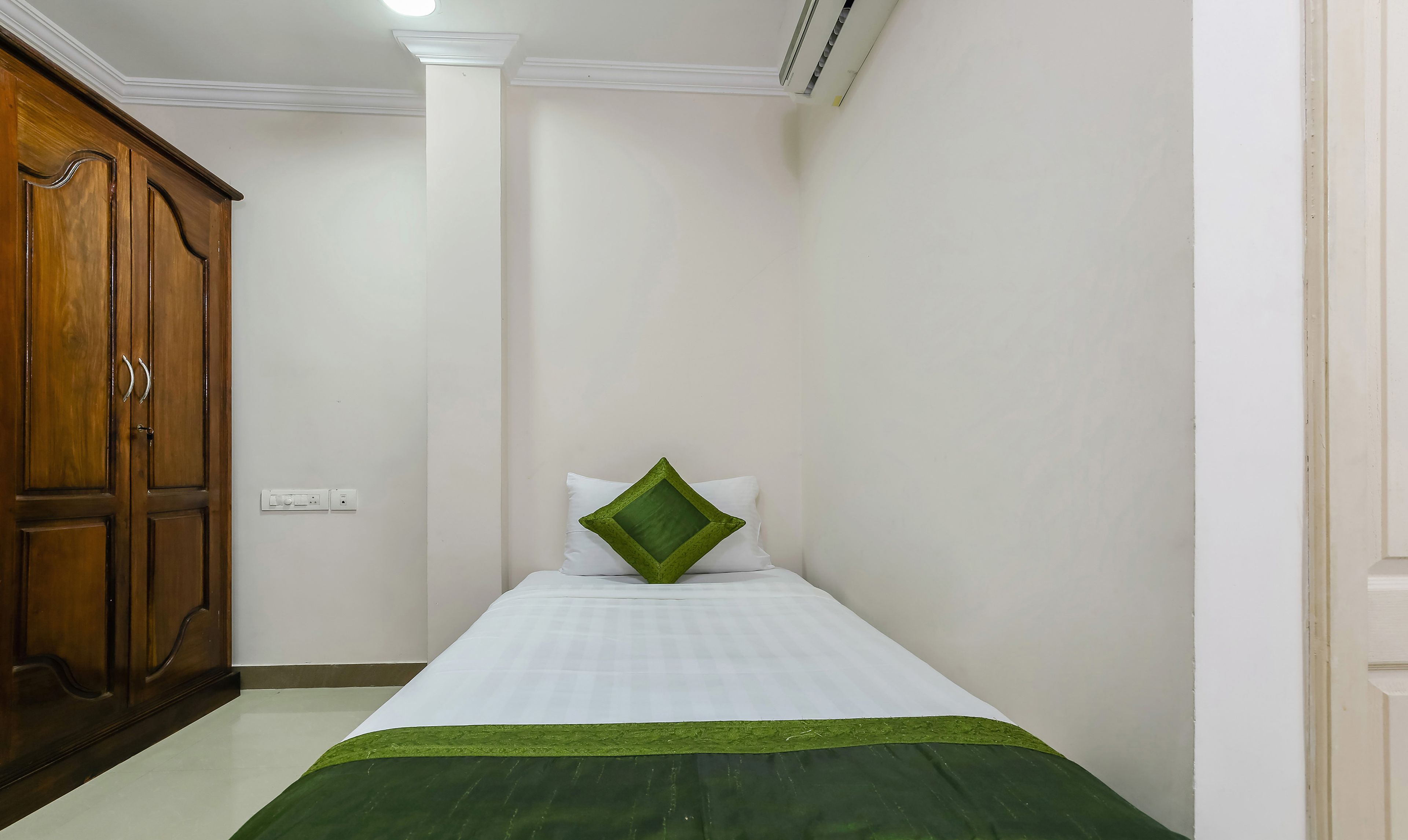 basic room, 1 single bed, non smoking | iron/ironing board, rollaway beds, free wifi, bed sheets