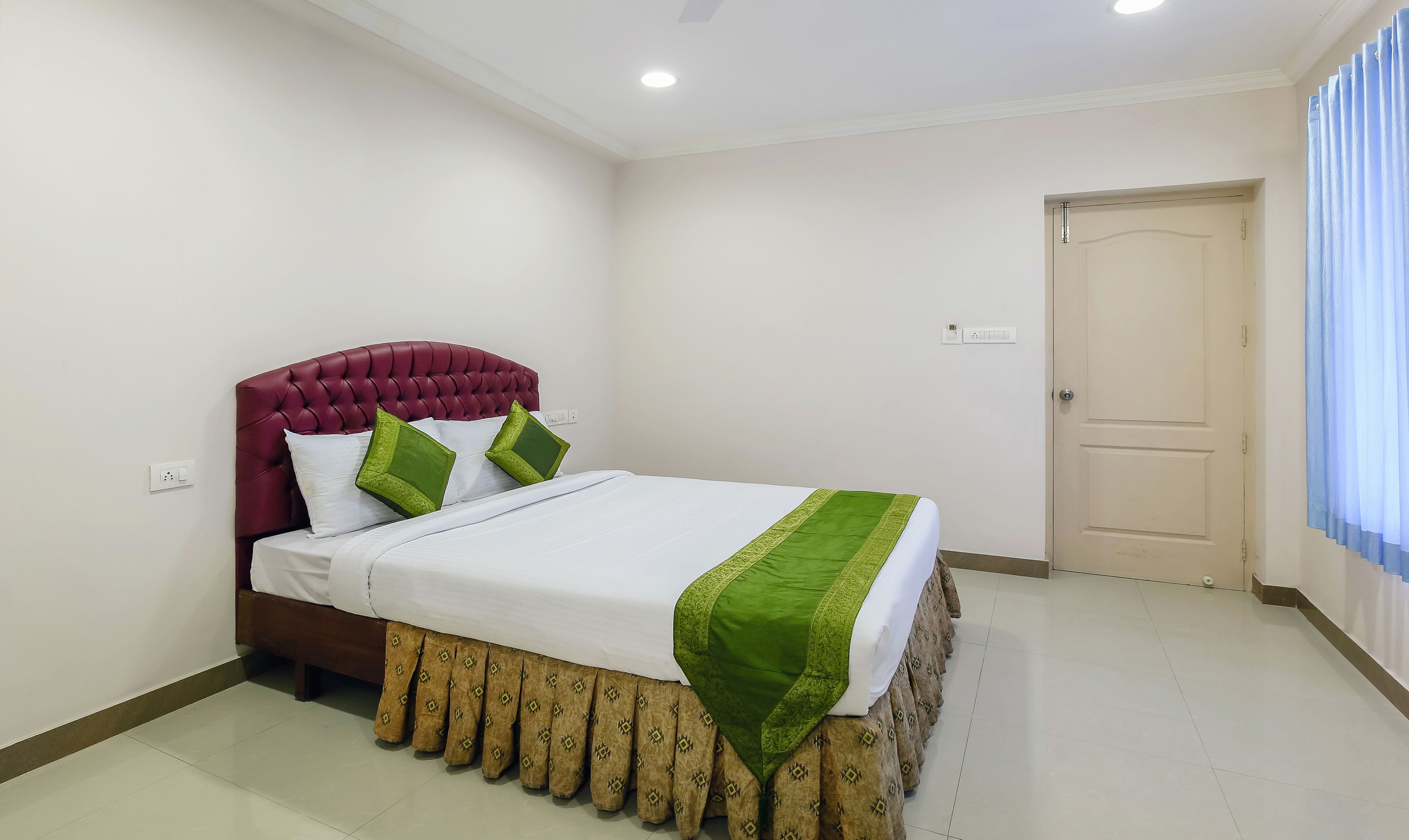 deluxe room, 1 queen bed, non smoking | iron/ironing board, rollaway beds, free wifi, bed sheets