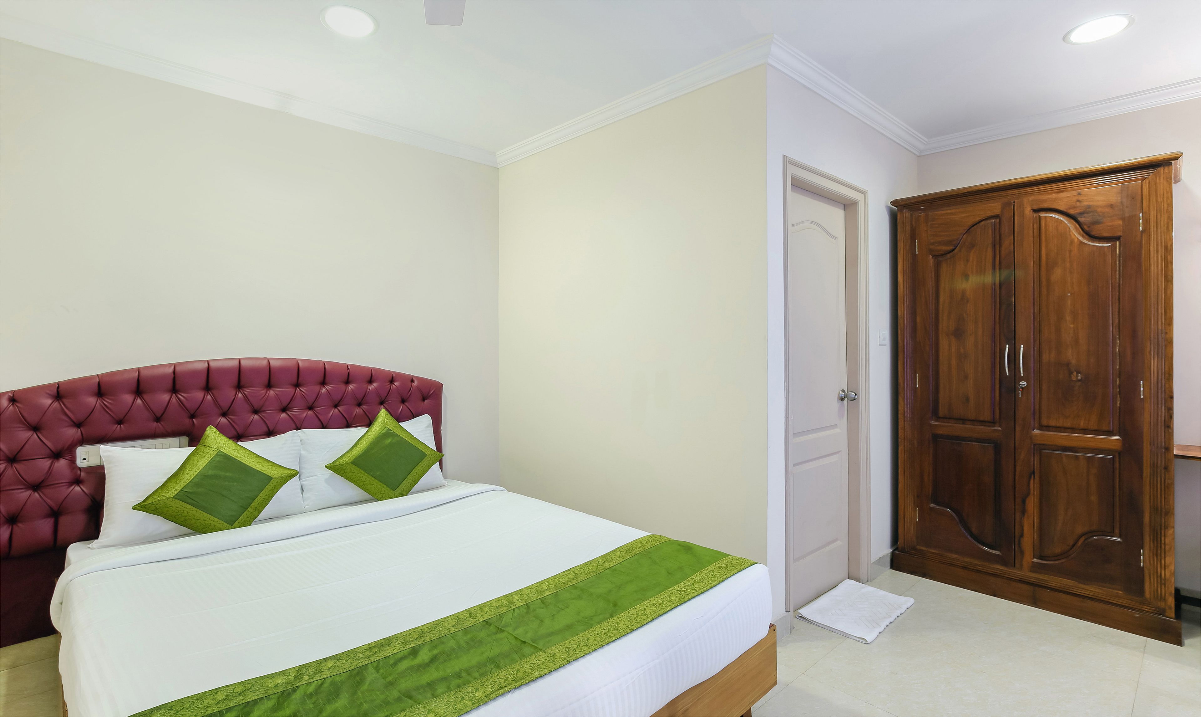 standard room, multiple beds, non smoking | iron/ironing board, rollaway beds, free wifi, bed sheets