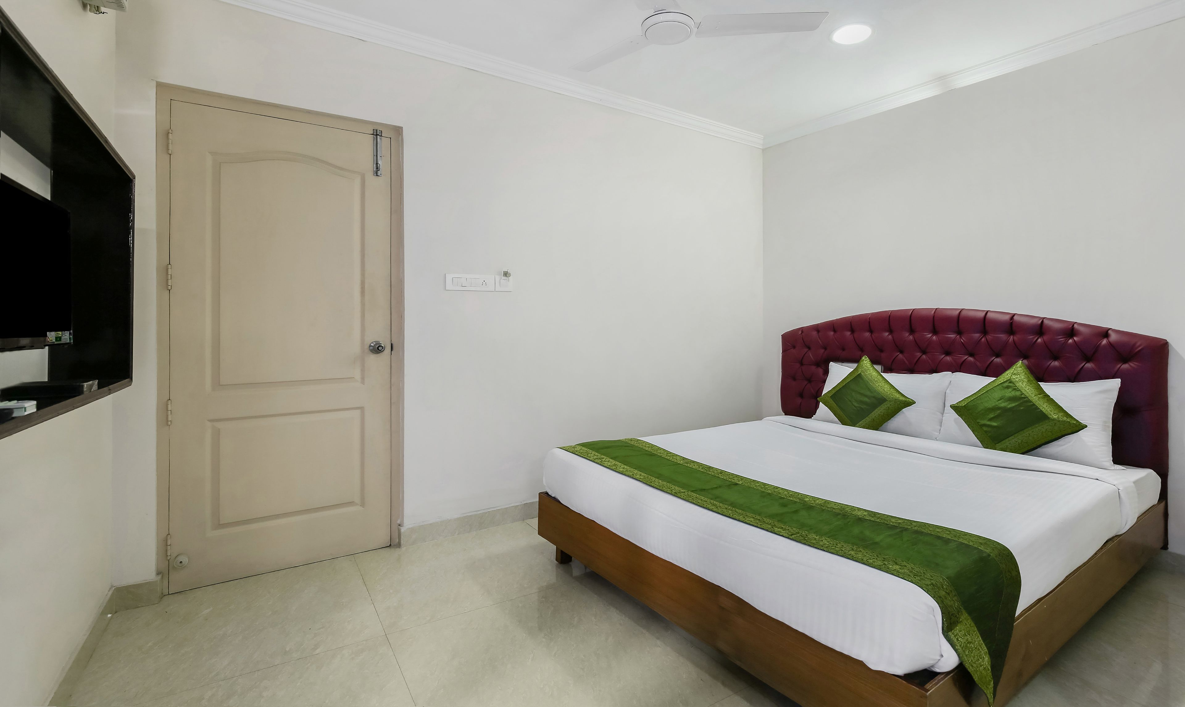 standard room, multiple beds, non smoking | iron/ironing board, rollaway beds, free wifi, bed sheets