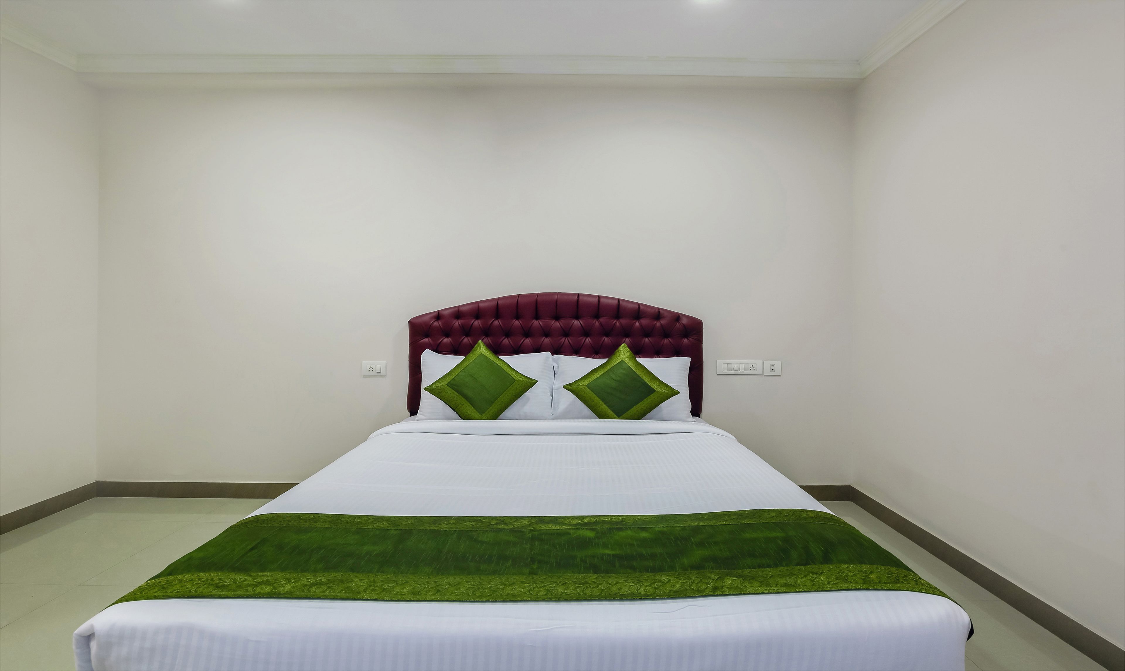 deluxe room, 1 queen bed, non smoking | iron/ironing board, rollaway beds, free wifi, bed sheets