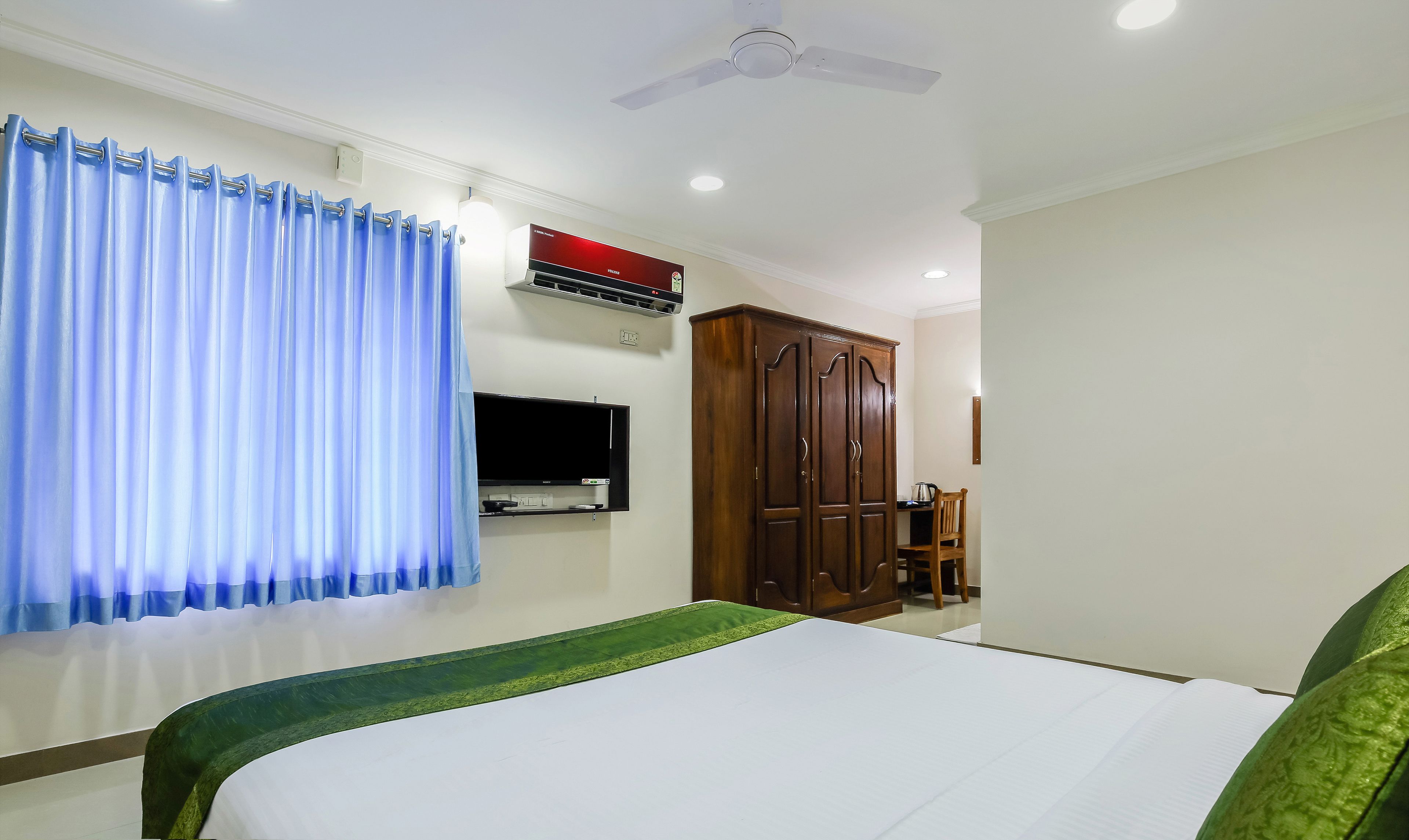 deluxe room, 1 queen bed, non smoking | iron/ironing board, rollaway beds, free wifi, bed sheets