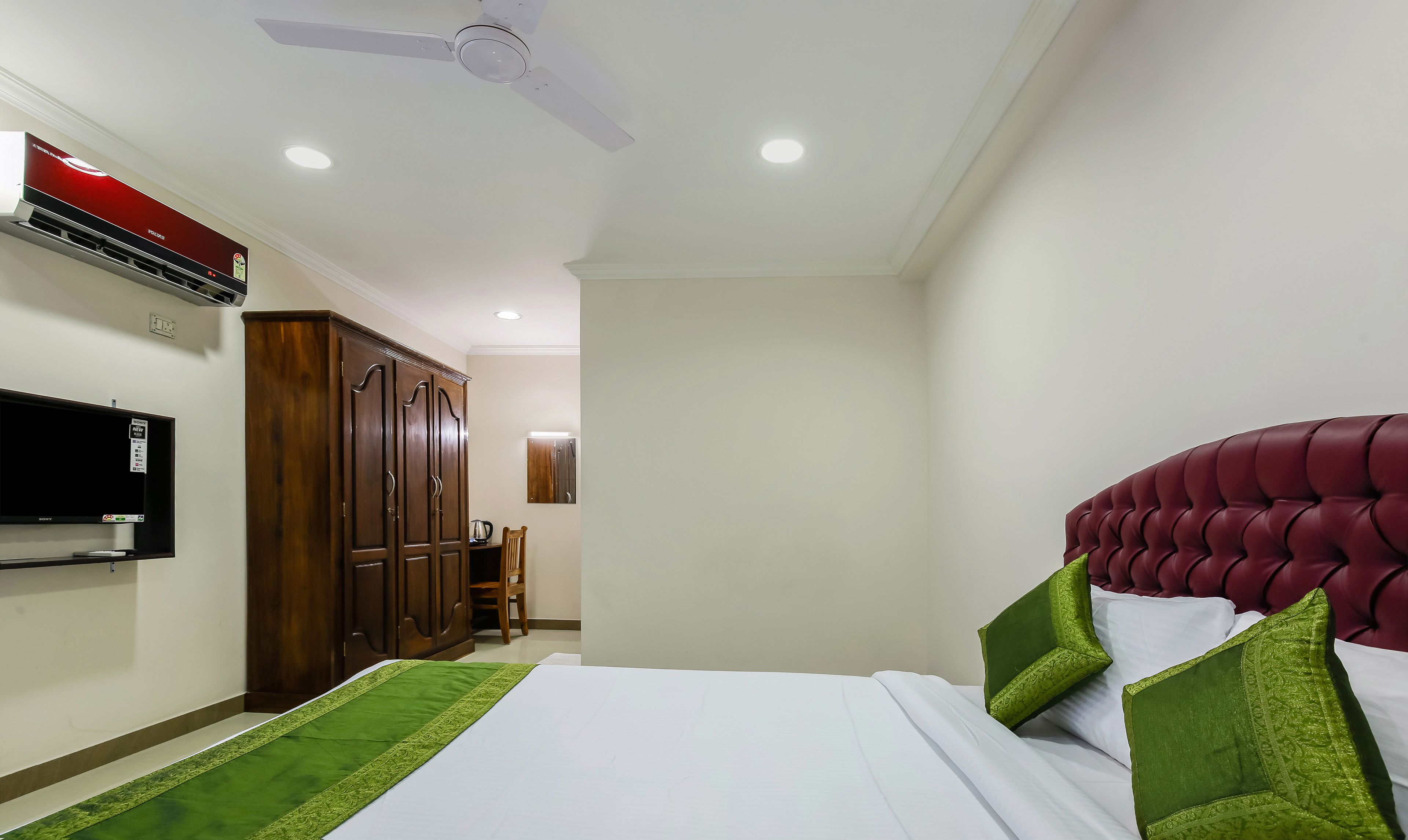 deluxe room, 1 queen bed, non smoking | iron/ironing board, rollaway beds, free wifi, bed sheets