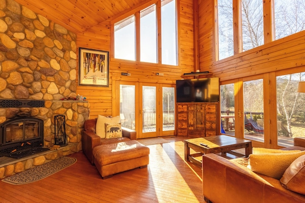 Televisor intel·ligent, llar de foc, taula de tennis de taula i estèreo