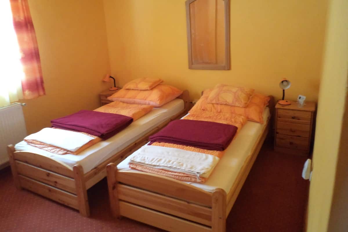 2 bedrooms, rollaway beds, free WiFi