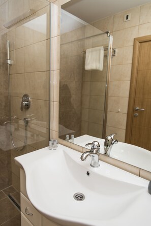 Shower, rainfall showerhead, free toiletries, hair dryer - Hotel Garden (Novi Sad)