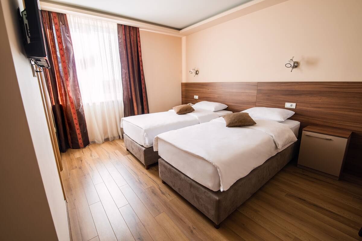 Doppel- oder Zweibettzimmer