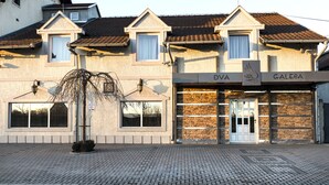 A building with a sign reading "DVA" and "GALÉBA" on the storefront. - Hotel Garden (Novi Sad)