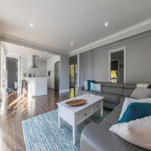 Smart TV, books - QUPI House (formerly Rex's Yarra Valley House) (Yarra Ranges)