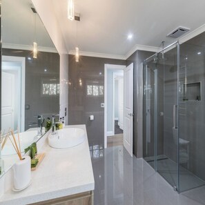 Dusche, kostenlose Toilettenartikel, Haartrockner, Handtücher