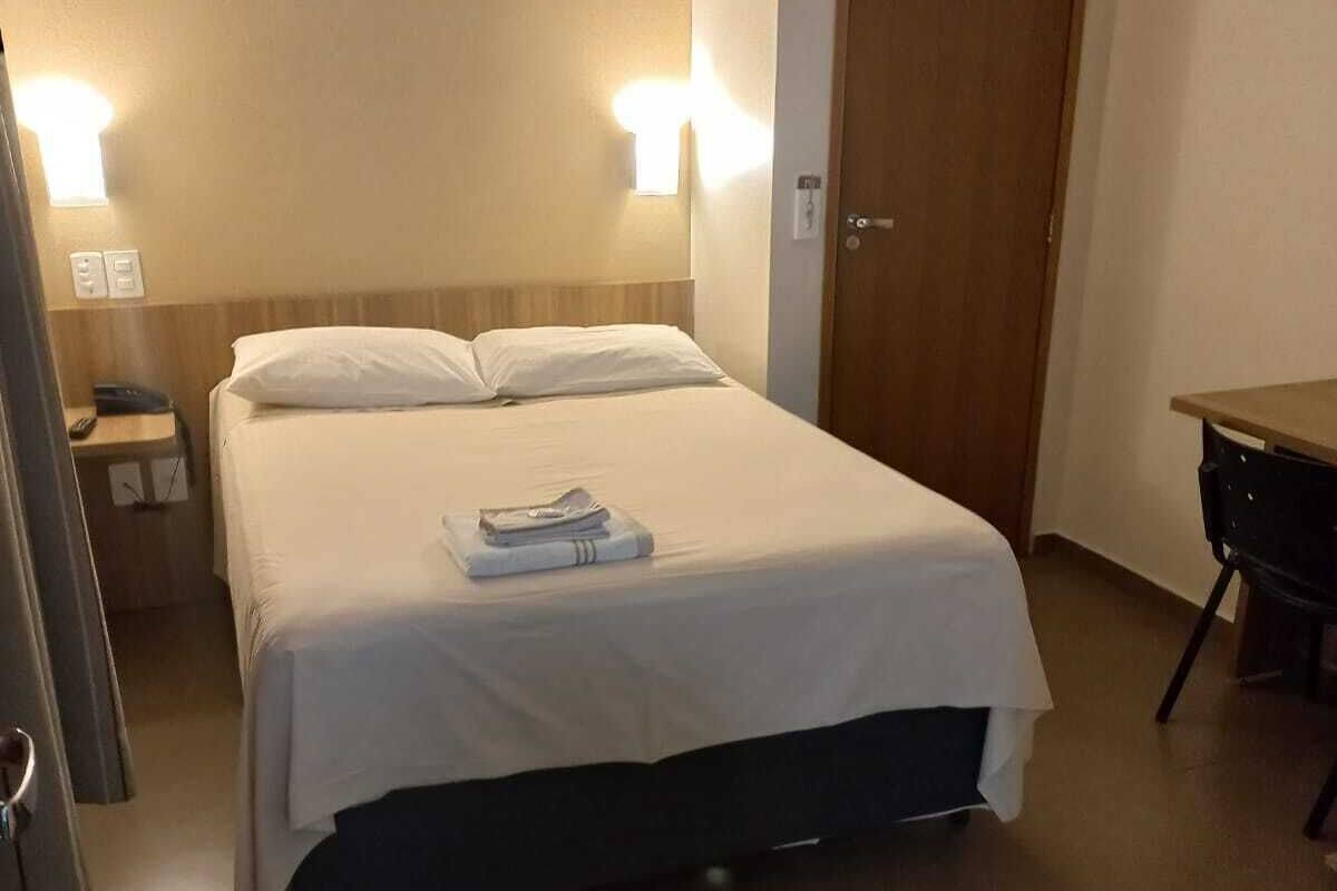 Escritorio, cortinas blackout, wifi gratis y ropa de cama