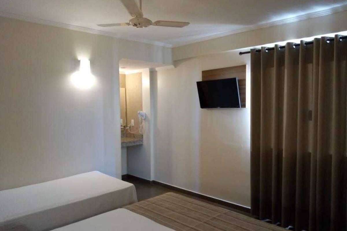 Escritorio, cortinas blackout, wifi gratis y ropa de cama