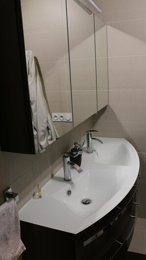 Combined shower/tub, hair dryer, towels, soap
