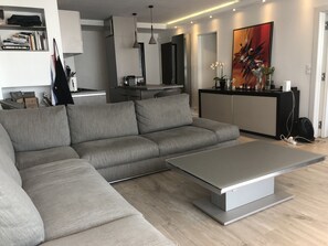 Televisie, een open haard, een dvd-speler en een stereo