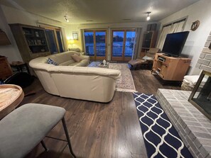 Smart TV, fireplace, DVD player, books