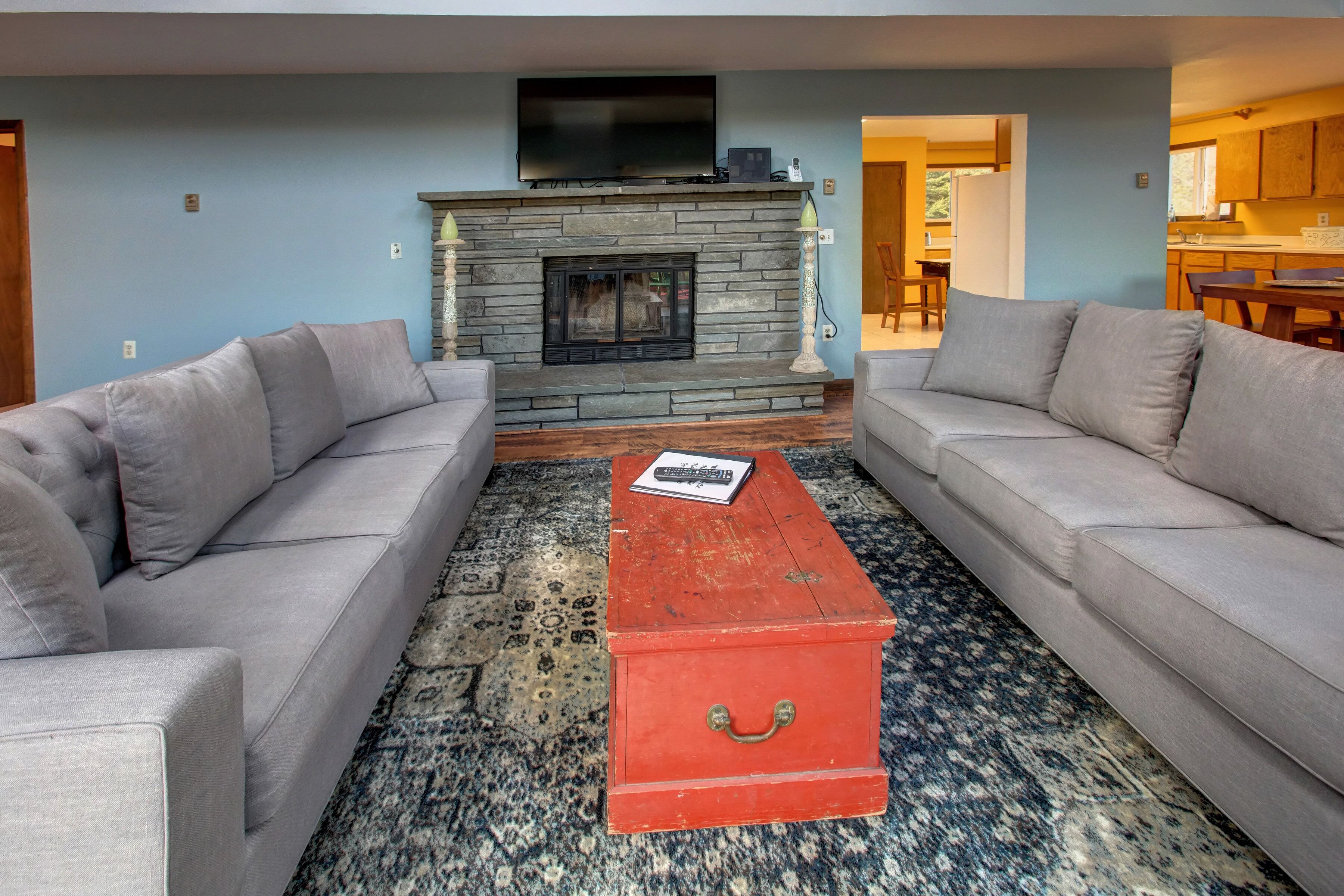 Catskill Contemporary with Fireplace near wedding venues sleeps 15