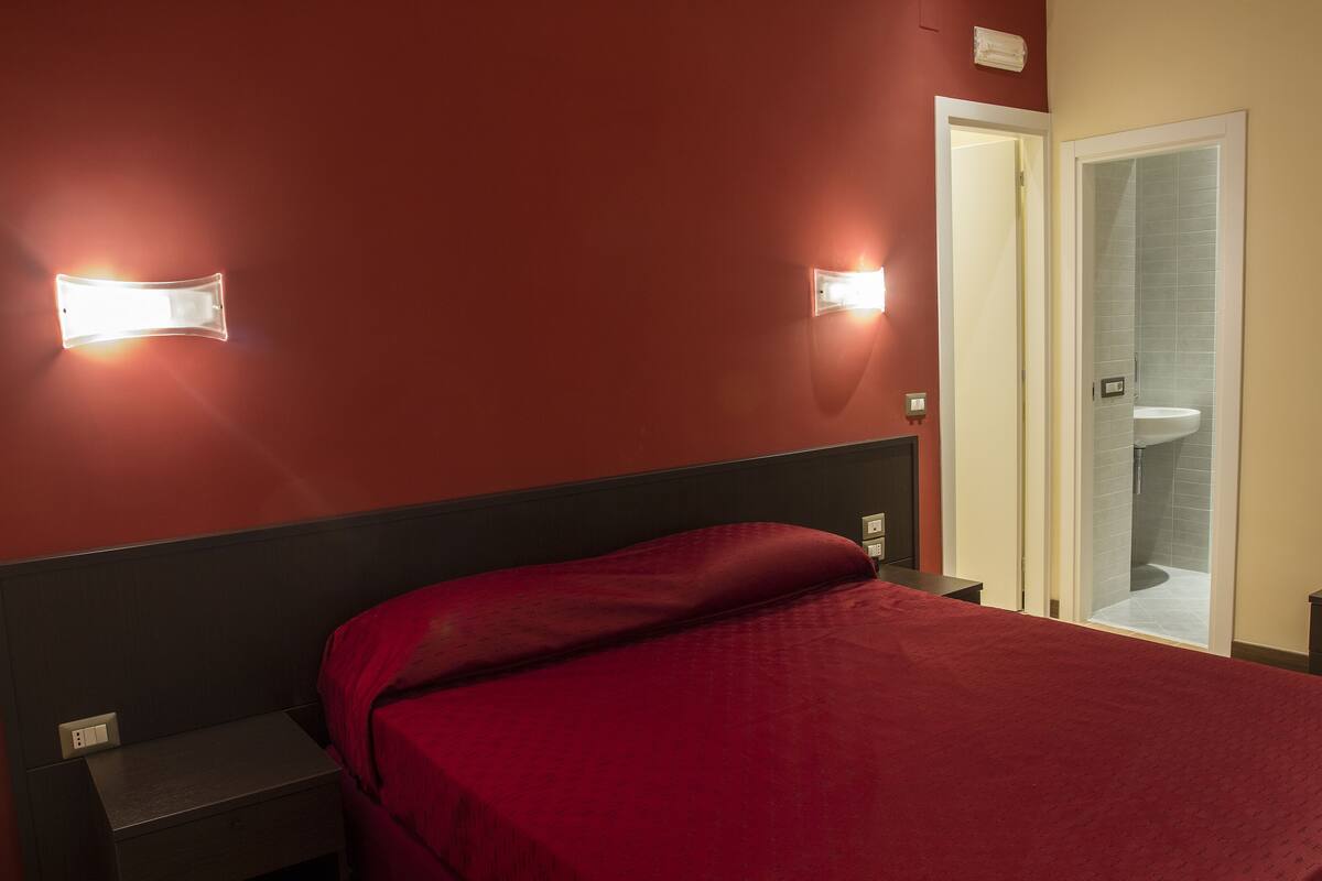 1 bedroom, hypo-allergenic bedding, in-room safe, soundproofing
