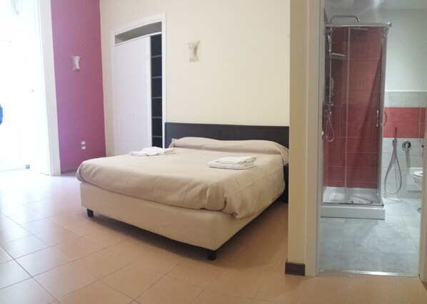 1 bedroom, hypo-allergenic bedding, in-room safe, soundproofing