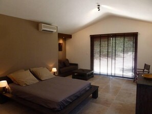 3 habitaciones, tabla de planchar con plancha, wifi y ropa de cama