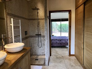 Baignoire, séchoir à cheveux, serviettes fournies