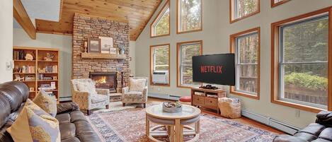 スマートテレビ、暖炉、テレビゲーム、Netflix