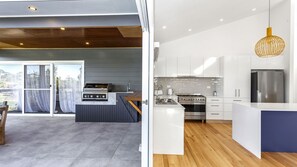 Microwave, dishwasher, coffee/tea maker - Heavenly Hideaway in Mollymook (Mollymook Beach)