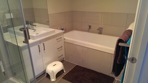 Bathroom - THE ISLAND GRANDVIEW (Cowes)