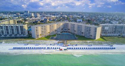 Destin Gulf Front Condo - Top Floor View of the Emerald Water- Sleeps 6!