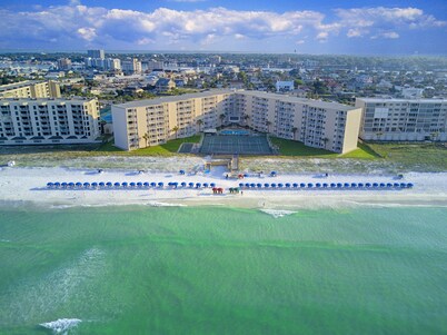 Destin Gulf Front Condo - Top Floor View of the Emerald Water- Sleeps 6!
