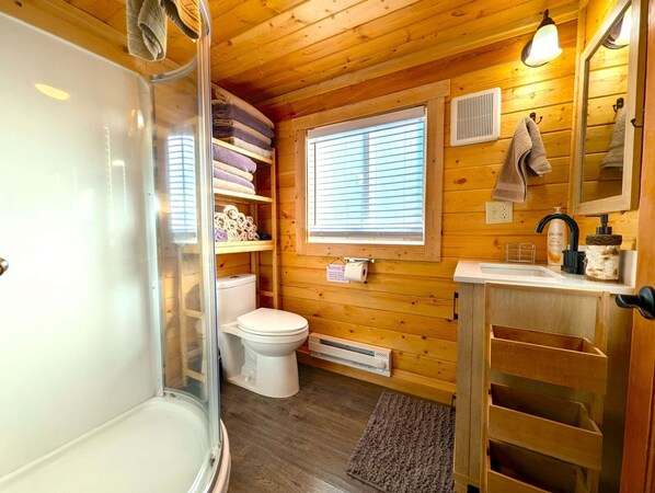 Shower, hair dryer, towels - Yellowstone's Treasure Cabin #1, few min drive to Yellowstone Park (Gardiner)