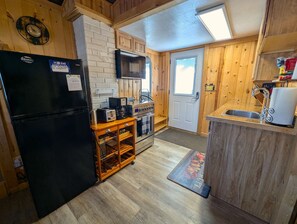 Kühlschrank, Mikrowelle, Herdplatte, Wasserkocher mit Kaffee-/Teezubehör