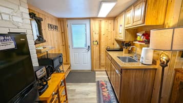 Kühlschrank, Mikrowelle, Herdplatte, Wasserkocher mit Kaffee-/Teezubehör