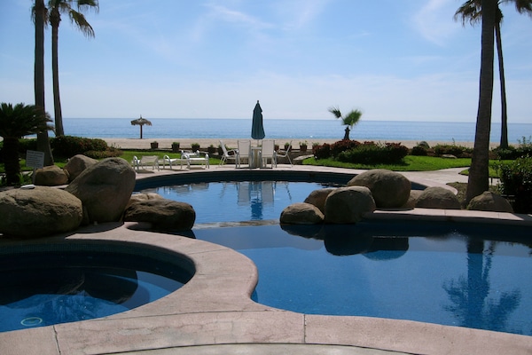 Een buitenzwembad en een verwarmd zwembad