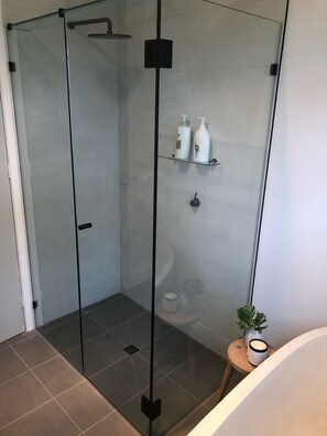 Bathtub, hair dryer, towels, shampoo - Hillcrest Country Estate, Beautiful location in Macedon Ranges (Newham)