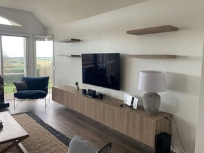 Smart TV, fireplace, DVD player, table football - Hillcrest Country Estate, Beautiful location in Macedon Ranges (Newham)