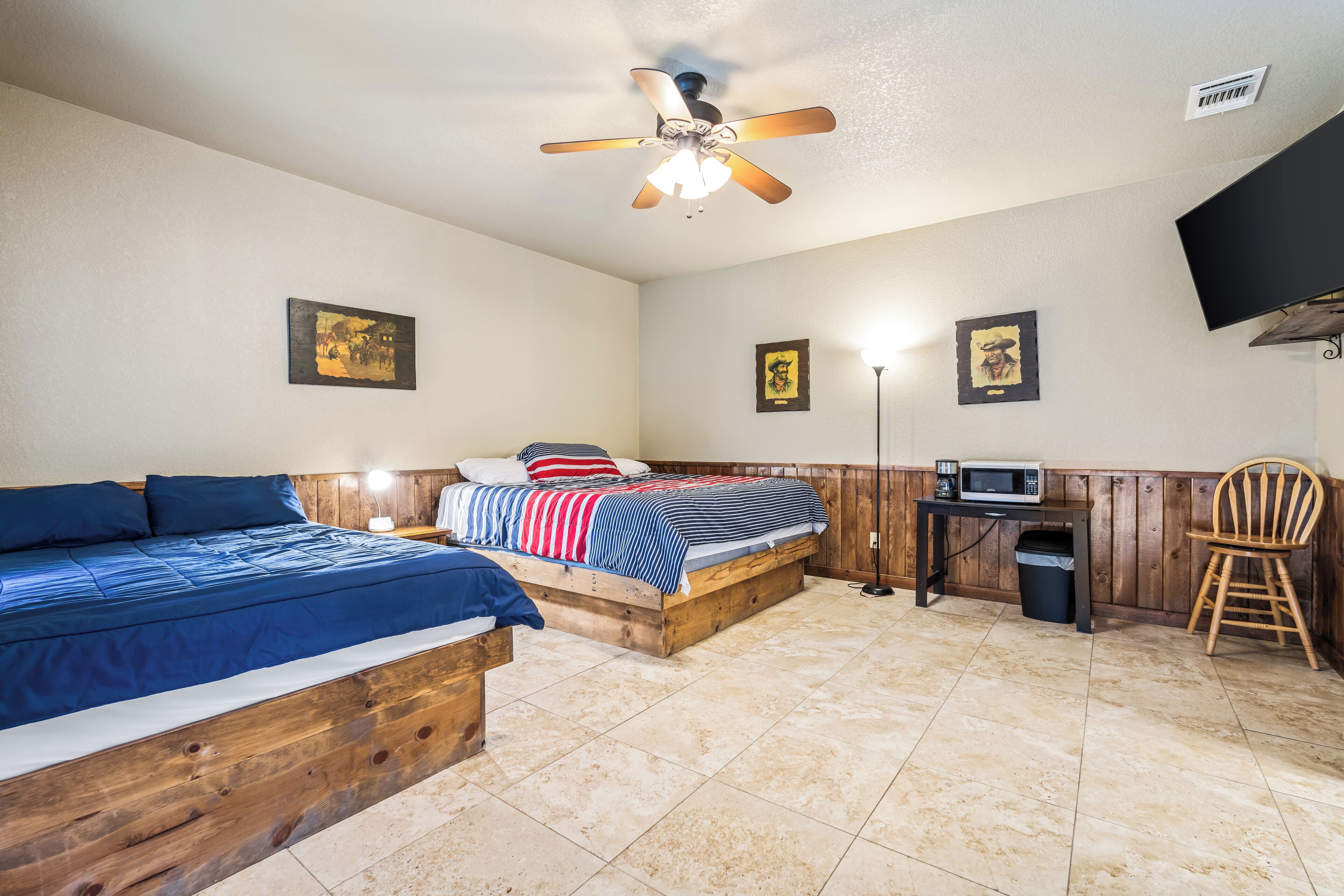 Private pool, pickleball court, single story home, less than 5-minute drive to THE Frio River