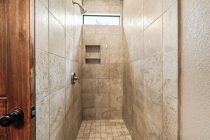 Ensemble baignoire-douche, papier de toilette